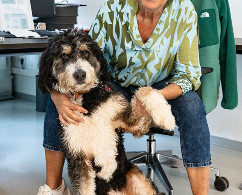 Campingpark Eifel - Claudia Suringh und Hund Anton